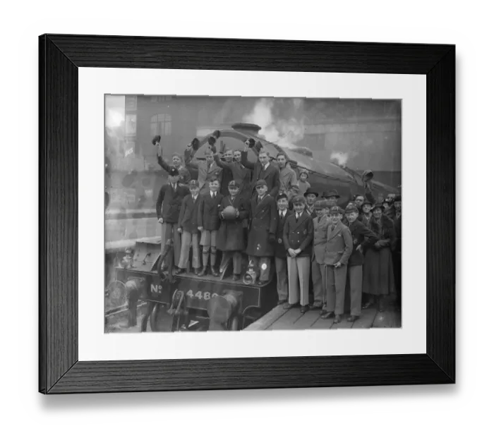 Framed Print : London schoolboys leave for Russia. To meet Finnish boys in football match Framed Print : London schoolboys leave for Russia. To meet Finnish boys in football match