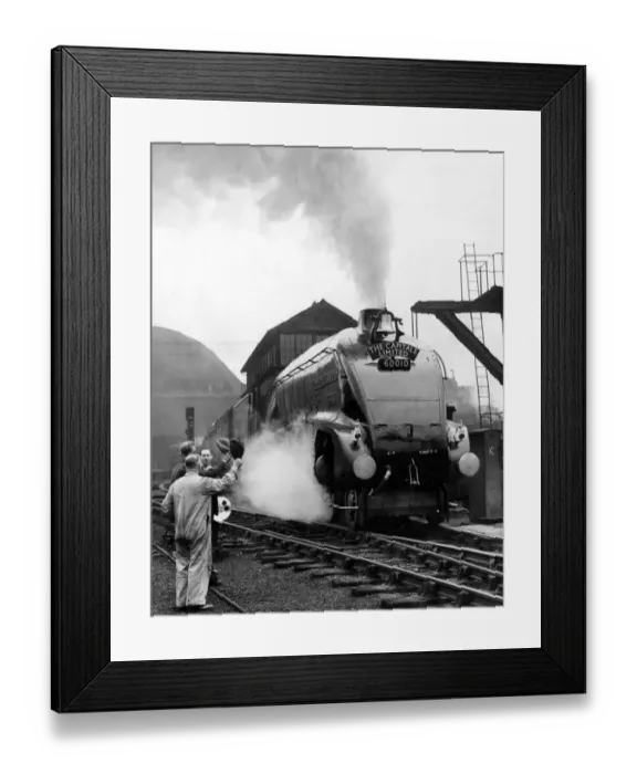 Framed Print : The Capitals Limited steam locomotive sets off from Kings Cross Station, London Framed Print : The Capitals Limited steam locomotive sets off from Kings Cross Station, London