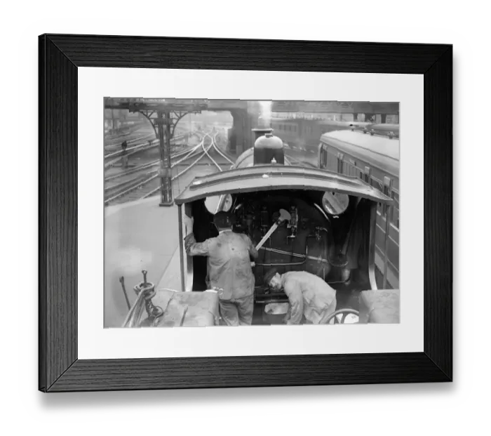 Framed Print : The driving cab of a typical Southern Railway Engine at Waterloo Station. 2 July 1923