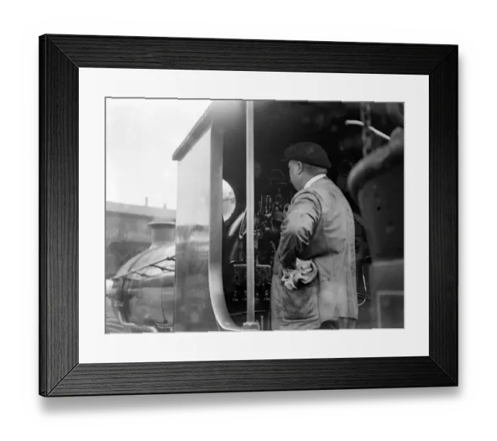 Framed Print : A typical Southern Railway Engine (London and South Western Railway) at Waterloo Station Framed Print : A typical Southern Railway Engine (London and South Western Railway) at Waterloo Station