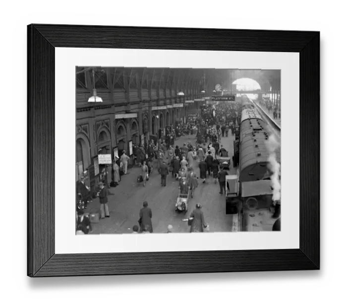 Framed Print : Crowded platforms at Paddington Station - 31 July 1931 ? TopFoto Framed Print : Crowded platforms at Paddington Station - 31 July 1931 ? TopFoto
