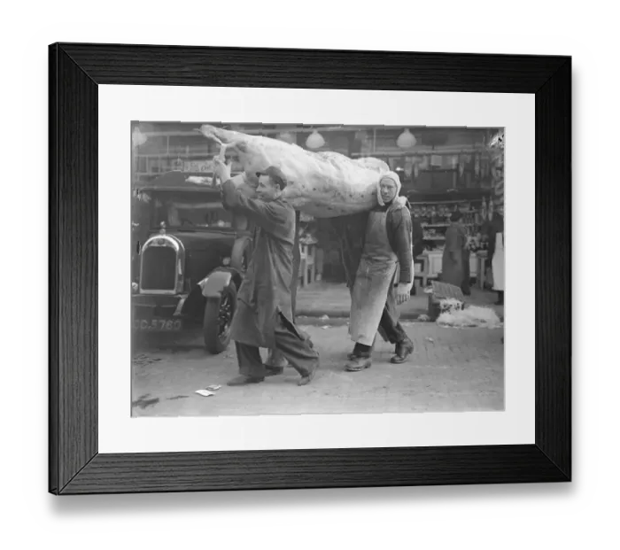 Framed Print : A Baron of beef, weighing 30 stone has arrived at Smithfield Market on its way to