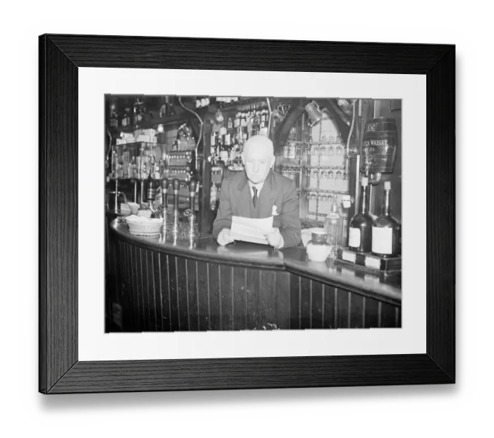 Framed Print : London public house landlords summoned to Buckingham Palace to have licences renewed