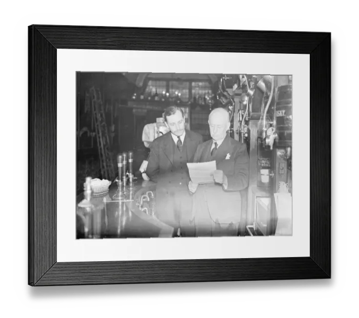 Framed Print : London public house landlords summoned to Buckingham Palace to have licences renewed