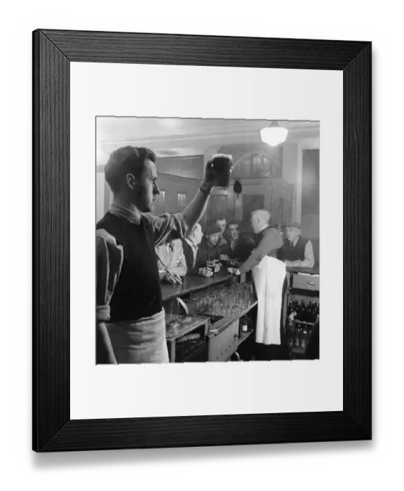 Framed Print : The Cosy Corner pub, a favourite with fruit market porters in Glasgow, Scotland Framed Print : The Cosy Corner pub, a favourite with fruit market porters in Glasgow, Scotland