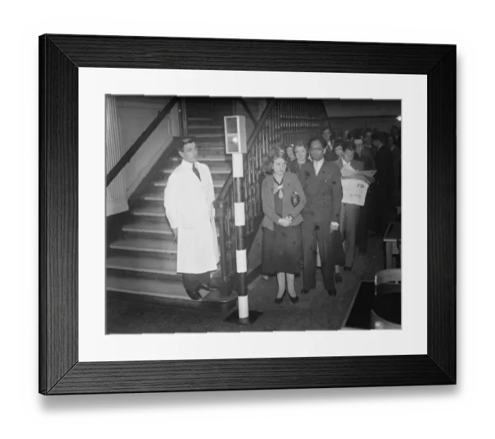 Framed Print : Traffic lights control diners. Lunch hour crowds at Millbank restaurant eat to Stop