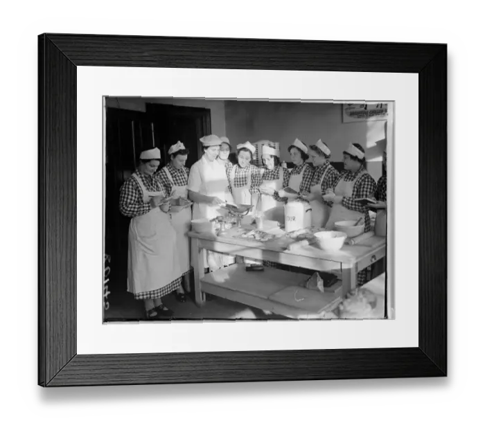 Framed Print : Unemployed women learn to be canteen cooks in London Framed Print : Unemployed women learn to be canteen cooks in London