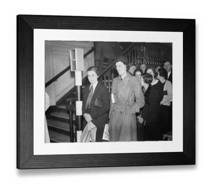 Framed Print : Traffic lights control diners. Lunch hour crowds at Millbank restaurant eat to Stop