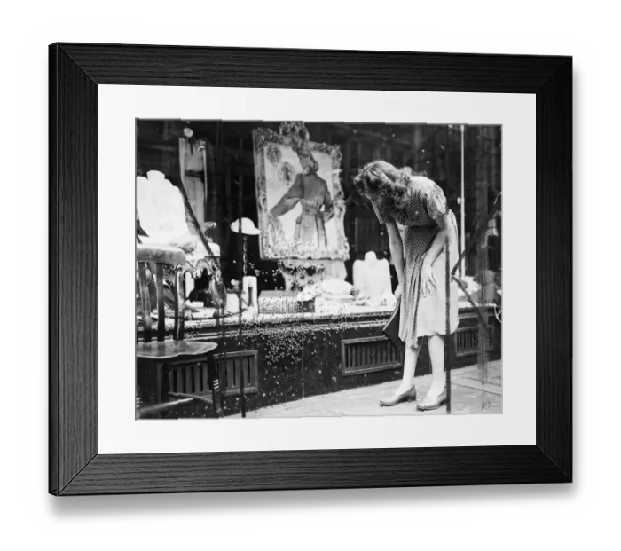 Framed Print : The swarm of bees which caused considerable excitement in Bond Street yesterday Framed Print : The swarm of bees which caused considerable excitement in Bond Street yesterday