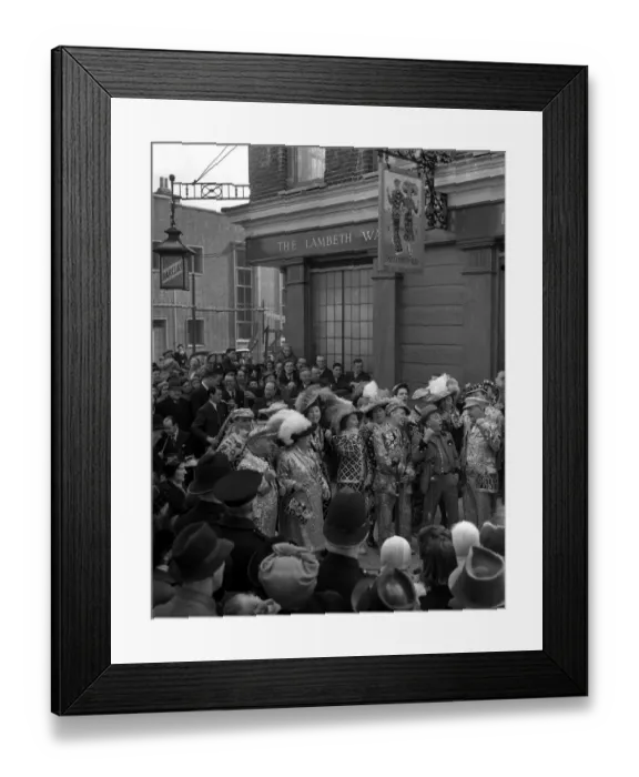 Framed Print : Under the sign of Lambeth Walk public house, actor Lupino Lane ( in bowler hat ) Framed Print : Under the sign of Lambeth Walk public house, actor Lupino Lane ( in bowler hat )