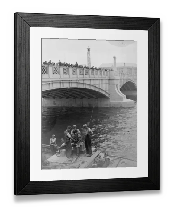 Framed Print : Diving in the Thames. A large crowd watched a diver Mr W R Gloss descend to