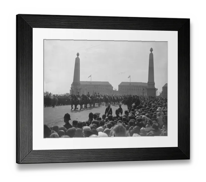 Framed Print : King opens new Lambeth Bridge over River Thames