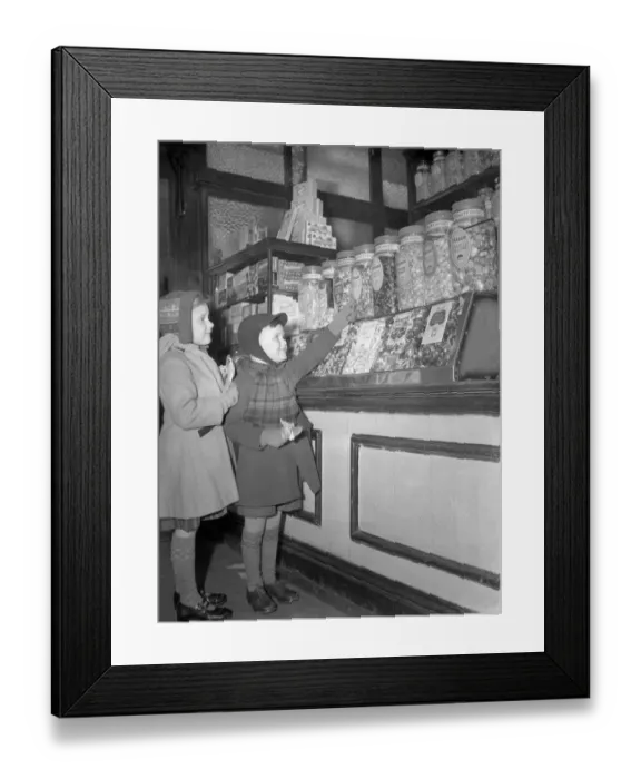 Framed Print : London: Day of delight for these youngsters, 6 year old Linda and 4 year old Peter Bailey Framed Print : London: Day of delight for these youngsters, 6 year old Linda and 4 year old Peter Bailey