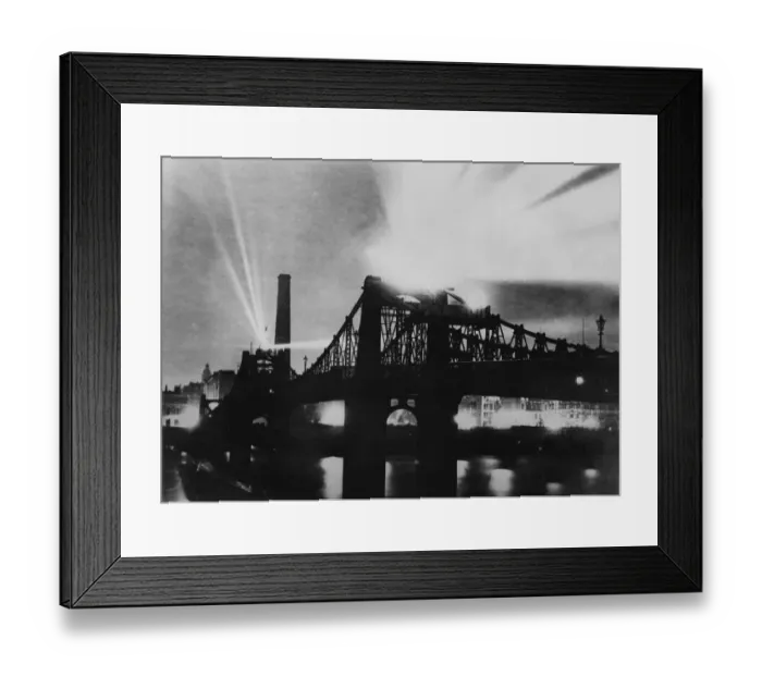 Framed Print : WW1: Searchlight Station on Old Lambeth Bridge, Spet. 1914 Framed Print : WW1: Searchlight Station on Old Lambeth Bridge, Spet. 1914