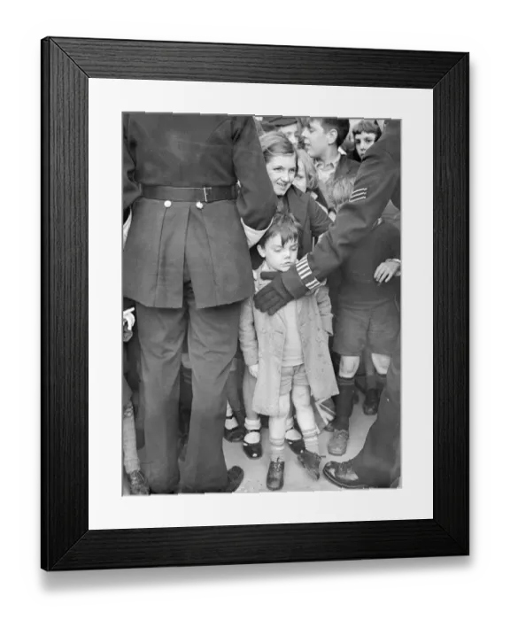 Framed Print : 1200 children, from more than 100 schools, were among the great crowds which cheered Framed Print : 1200 children, from more than 100 schools, were among the great crowds which cheered
