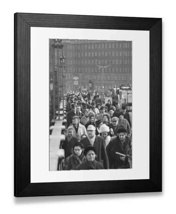 Framed Print : The Queue Grows The queue to see Sir Winston Churchill lying in state at Westminster Hall Framed Print : The Queue Grows The queue to see Sir Winston Churchill lying in state at Westminster Hall