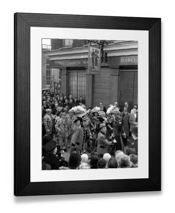 Framed Print : Under the sign of Lambeth Walk public house, actor Lupino Lane ( in bowler hat ) Framed Print : Under the sign of Lambeth Walk public house, actor Lupino Lane ( in bowler hat )