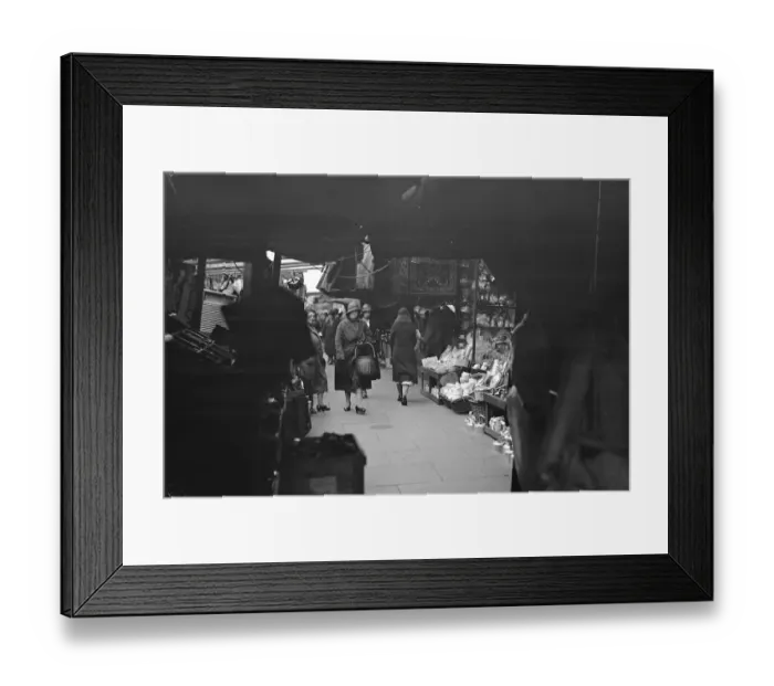Framed Print : London - The Typical Street Market scene, Lambeth Walk 18 October 1932 History Framed Print : London - The Typical Street Market scene, Lambeth Walk 18 October 1932 History
