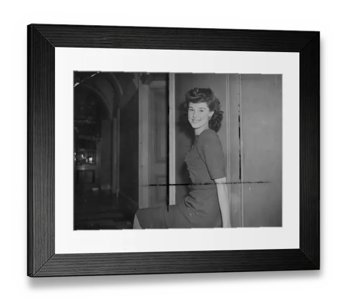 Framed Print : Patricia Purser, 18, of Camberwell, who has been elected Merchant Navy Queen of Lambeth Framed Print : Patricia Purser, 18, of Camberwell, who has been elected Merchant Navy Queen of Lambeth