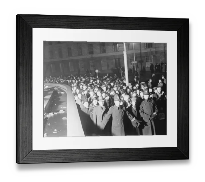 Framed Print : The all night queue for lying in state of King George V at Westminster Hall