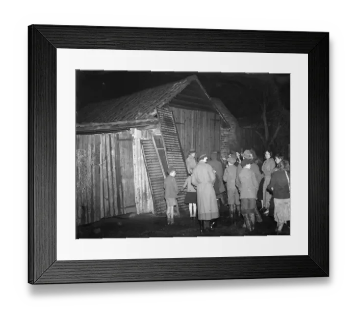 Framed Print : Gypsy childrens Sunday school waiting outside the cow shed in St Mary Cray Framed Print : Gypsy childrens Sunday school waiting outside the cow shed in St Mary Cray