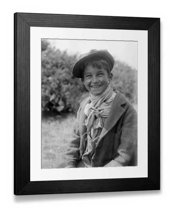Framed Print : A Romany gypsy boy at the Epsom race meeting. Late 1940s, early 1950 s Framed Print : A Romany gypsy boy at the Epsom race meeting. Late 1940s, early 1950 s