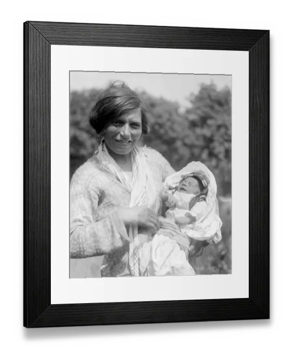 Framed Print : A Romany gypsy mother holds her baby at the Epsom Races. Late 1940s, early 1950s Framed Print : A Romany gypsy mother holds her baby at the Epsom Races. Late 1940s, early 1950s