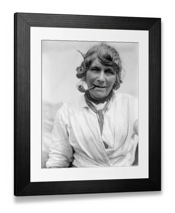 Framed Print : Romany gypsy woman with her pipe 1930s Framed Print : Romany gypsy woman with her pipe 1930s