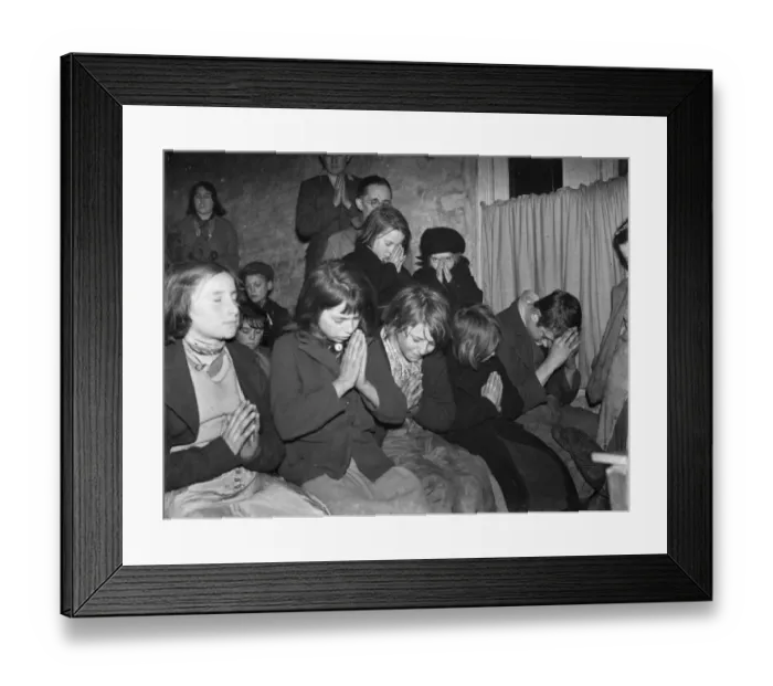 Framed Print : Gypsy childrens Sunday school in the cow shed in St Mary Cray. Children praying