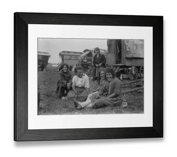 Framed Print : The great Derby week. A scene at the Gipsy encampment at Epsom