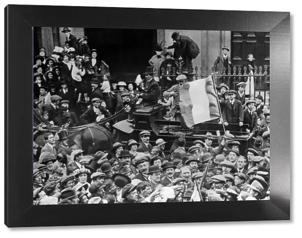 1916 prisoners return to Dublin 1917 Topfoto stills library picture library stock