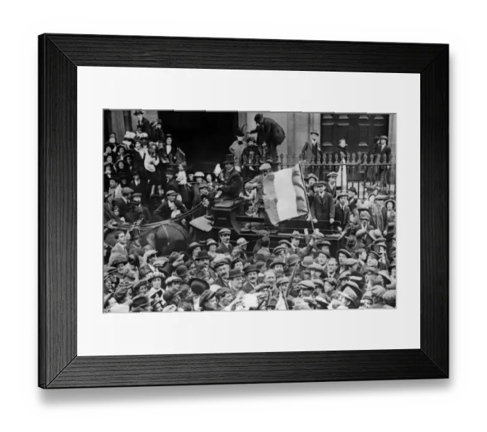 Framed Print : 1916 prisoners return to Dublin 1917 Topfoto stills library picture library stock