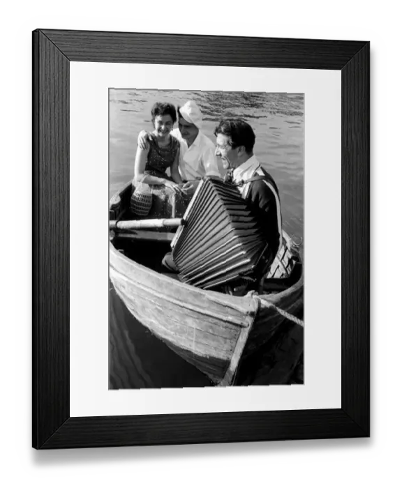 Framed Print : Londons Italian colony hold picnic at California, Berkshire Framed Print : Londons Italian colony hold picnic at California, Berkshire