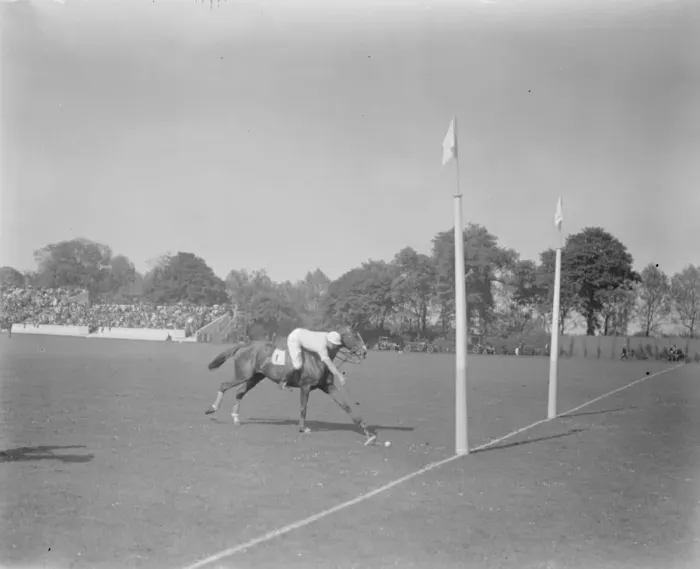 Framed Print : 10, 000 watch Anglo American trial Polo America beaten at Hurlingham on Whit Monday 17