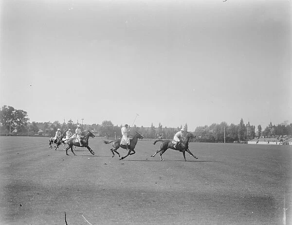 10, 000 watch Anglo American trial Polo Captain Traill ( Central Figure ) overtaking