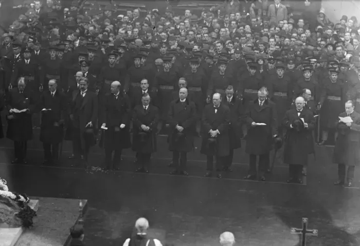 Framed Print : 10th anniversary of the Armistice. Members of the government at the Cenotaph, London