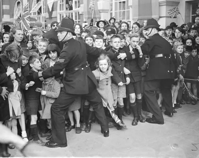 Framed Print : 1200 children, from more than 100 schools, were among the great crowds which cheered Framed Print : 1200 children, from more than 100 schools, were among the great crowds which cheered
