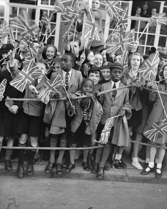 Framed Print : 1200 children, from more than 100 schools, were among the great crowds which cheered Framed Print : 1200 children, from more than 100 schools, were among the great crowds which cheered