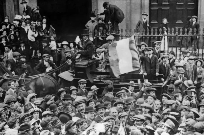 Framed Print : 1916 prisoners return to Dublin 1917 Topfoto stills library picture library stock