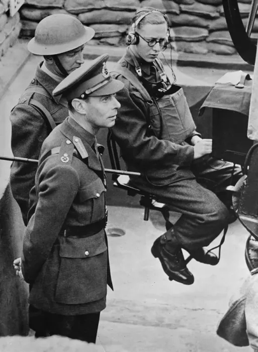 Framed Print : 1940 King George VI visits an a post in South East England Framed Print : 1940 King George VI visits an a post in South East England