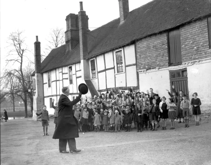 Framed Print : 1940s Britain. Young evacuees from Greenwich say goodbye to their mayor when arriving Framed Print : 1940s Britain. Young evacuees from Greenwich say goodbye to their mayor when arriving