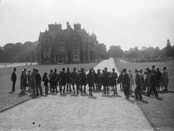 Framed Print : 20, 000 walk round the Kings country house. The beautiful grounds at Sandringham