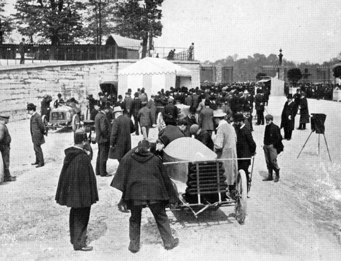 Framed Print : 23rd May 1903. The paddock with Lorraine-Barrow car in les jardins des Tuileries
