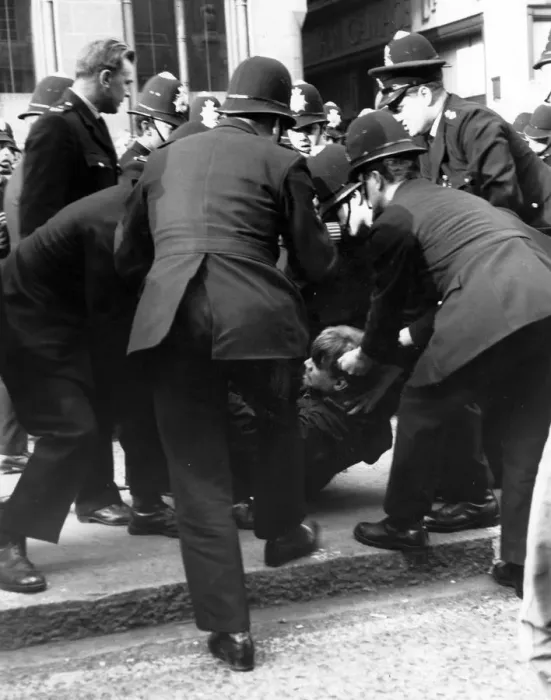 Framed Print : 24 arrests after the demonstration in Holborn outside the Daily Mirror building