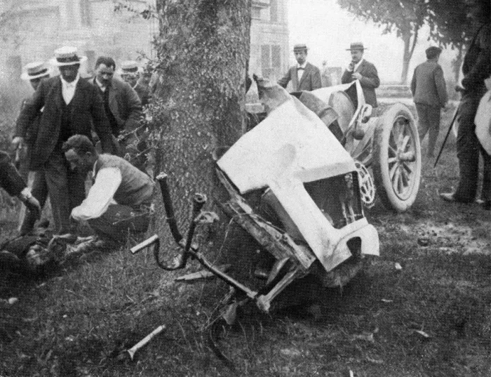 Framed Print : 24th May 1903. The Lorraine-Barrow crashes in to a tree near Libourne. Killing both driver