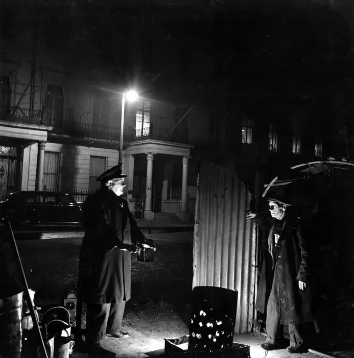 Framed Print : 29 March 1952 Bill Howard a Romany night watchman in Belgrave Square, talking to Framed Print : 29 March 1952 Bill Howard a Romany night watchman in Belgrave Square, talking to