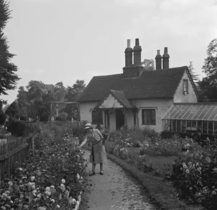 Framed Print : 300 year old cottage in Foots Cray. 1936 Framed Print : 300 year old cottage in Foots Cray. 1936