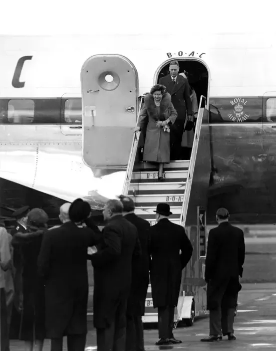Framed Print : 31 January 1952 King George VI and Queen Elizabeth leave the plane after saying Framed Print : 31 January 1952 King George VI and Queen Elizabeth leave the plane after saying
