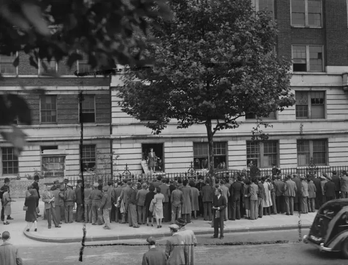 Framed Print : The 50 squatter families who took over the block of luxury flats at the Lodge, Regents Park Framed Print : The 50 squatter families who took over the block of luxury flats at the Lodge, Regents Park