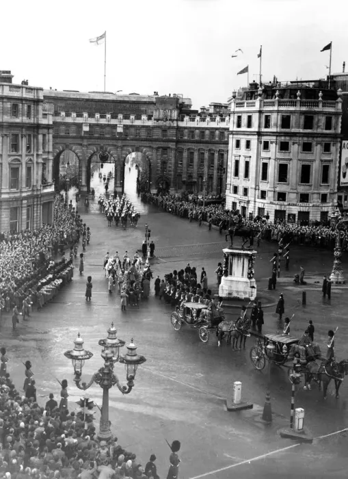 Framed Print : 8 February 1952 he Royal Proclamation was read at Trafalgar Square by Lancaster Herald, Mr A